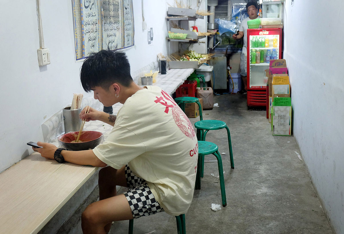 2018年7月9日,河南郑州.虽说现在赚钱不少,但曾经习惯了节省着过日子