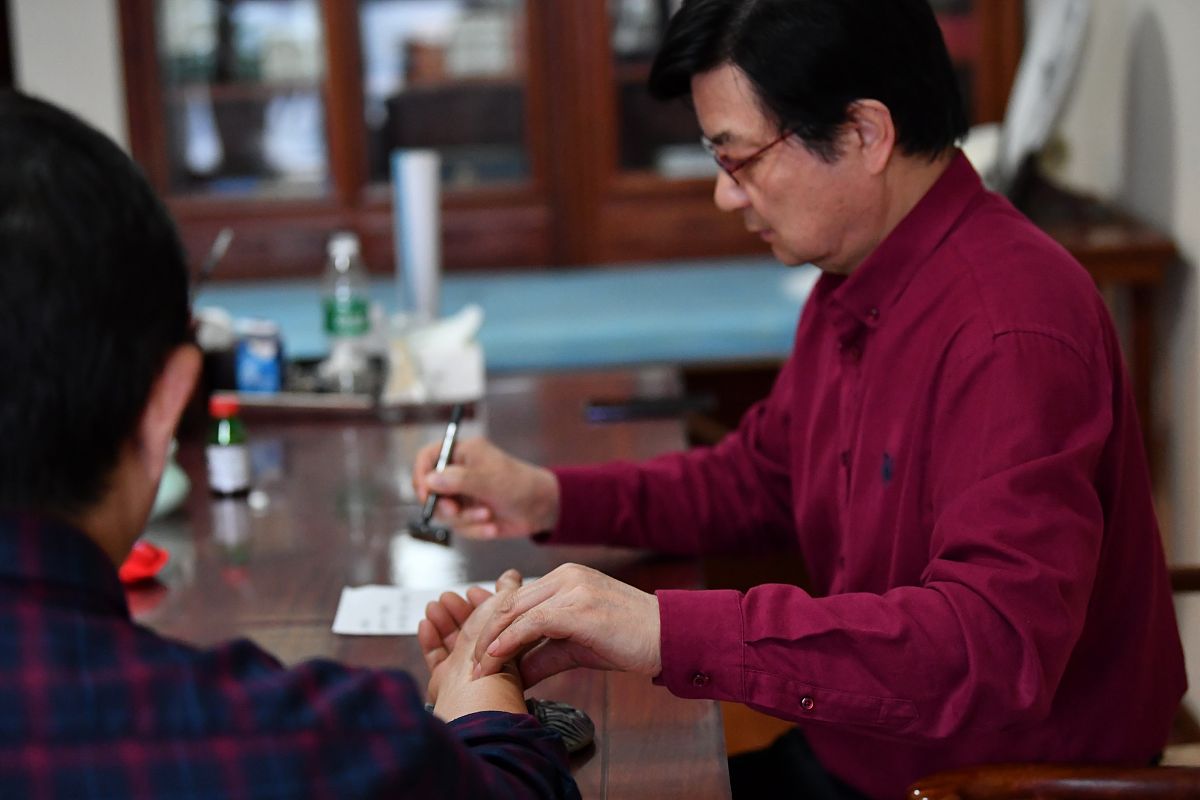 2019年10月11日,合肥市市级非遗项目"许氏脉诊"传承人许跃远对脉诊运