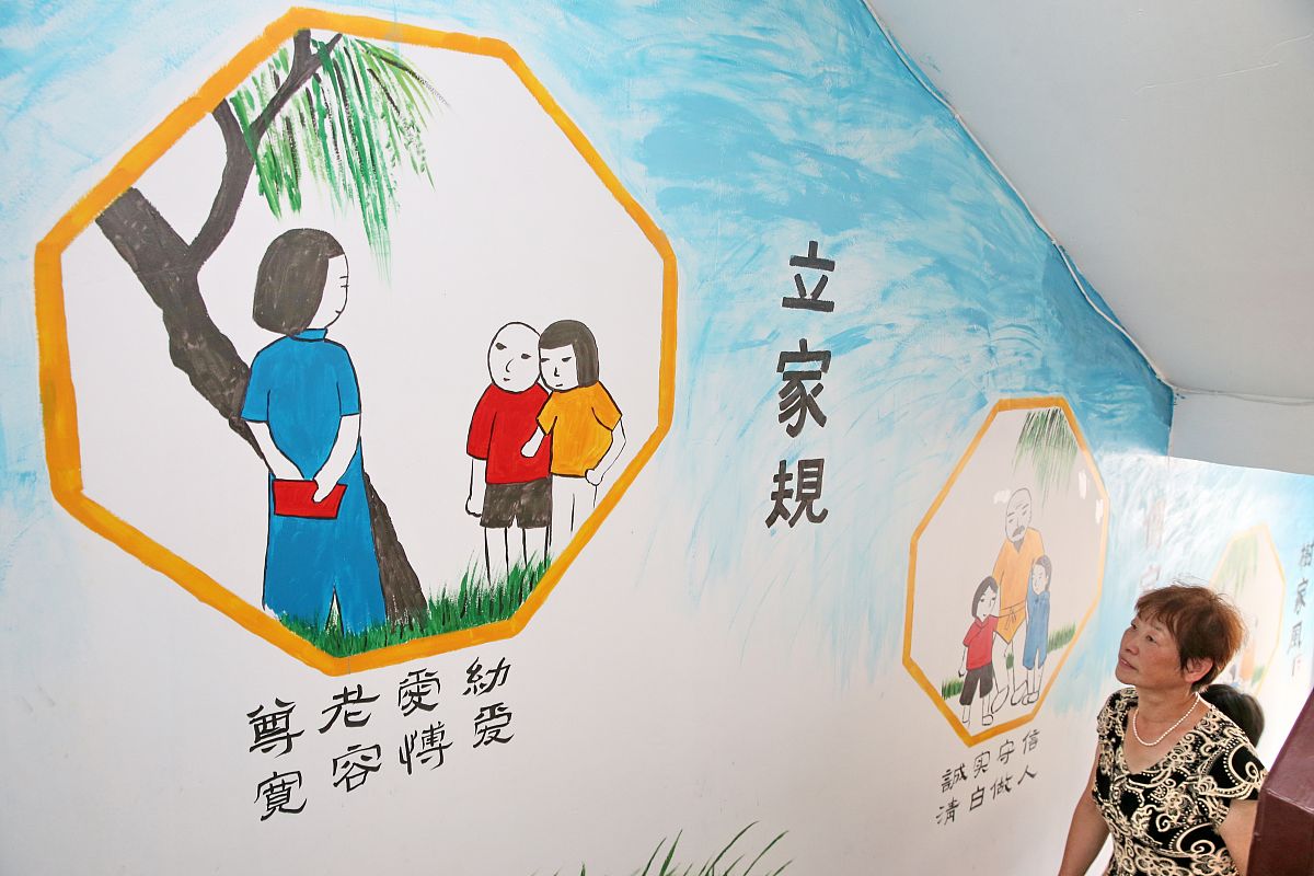 请写一篇以清风拂面·好风传家我的廉洁家风故事为主题的演讲稿。目的：为深入学习宣传贯彻党的二十大精神进一步落实习近平总书记关于注重家庭、注重家教、注重家风的重要指示精神推动全区党员干部和公职人员在廉洁家风建设中发挥表率作用以清廉家风涵养党风政风、带动社风民风。要求：故事作品要围绕发生在自己或家人身上的典型事例阐述家庭、家族的良好家风体现诗礼传家、勤俭持家、廉以修身、乐于奉献、诚实守信、孝老爱亲等中华