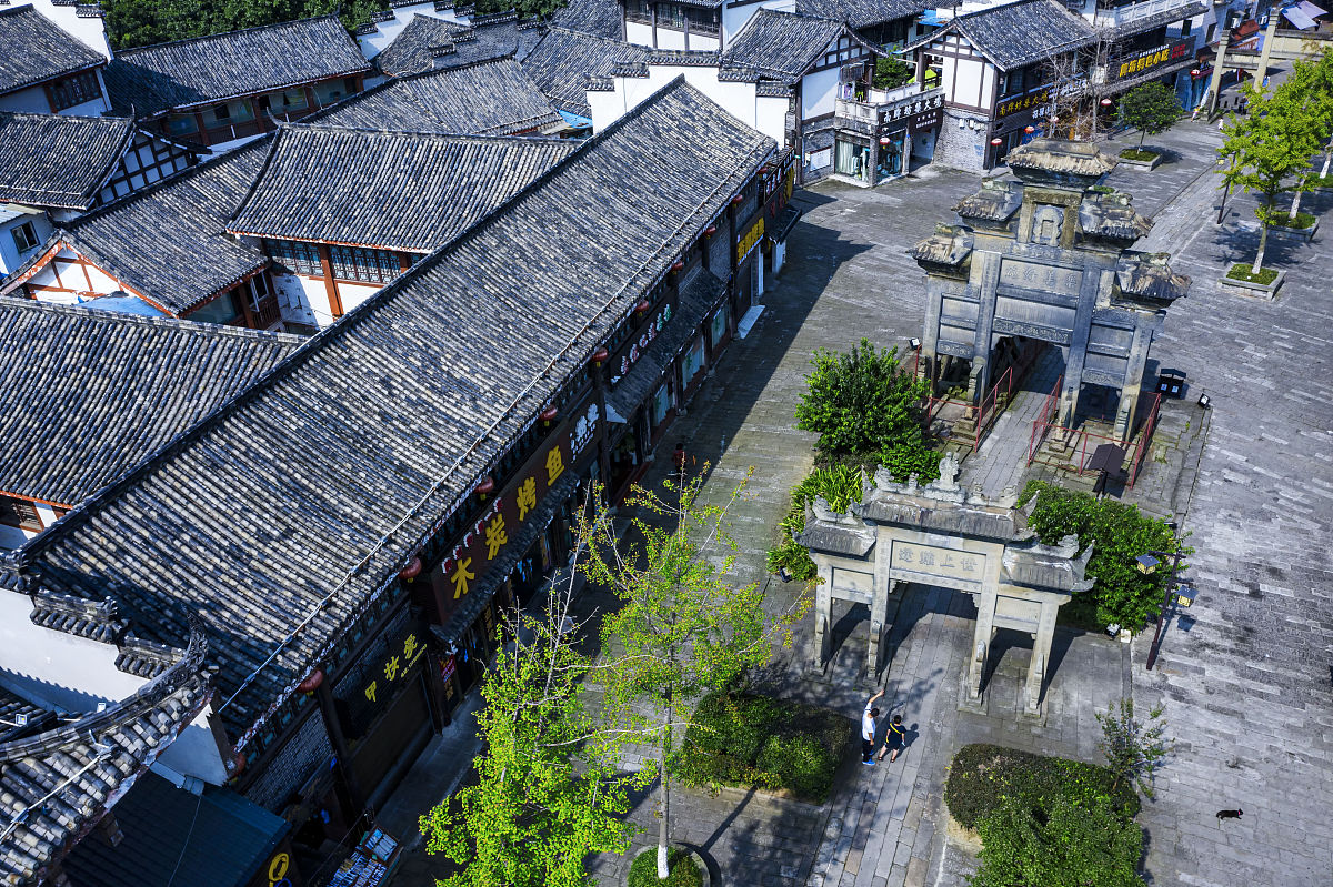 2021年10月1日,四川内江,隆昌市南关牌坊街.(如需下载使用,请务必署名