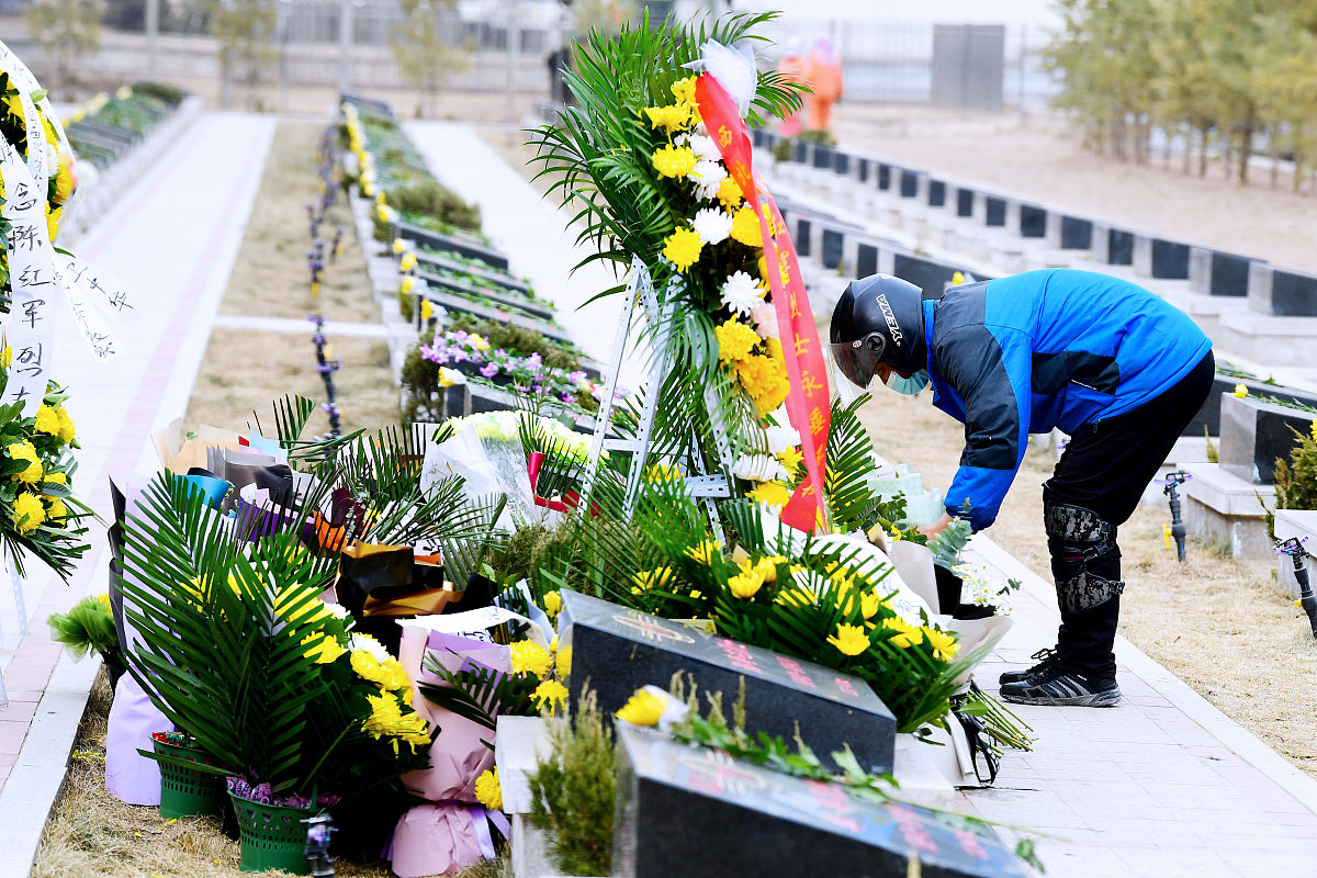 2021年2月22日,兰州,快递骑手来到"卫国戍边英雄"陈红军墓前敬献鲜花