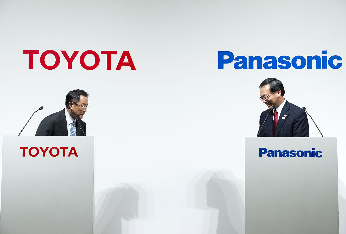 二、在单一要素生产要素可变的条件下请问：1生产的三个阶段是如何划分的？2为什么企业的理性决策应在第Ⅱ阶段？3如果w=0或r=0企业应在何处经营？