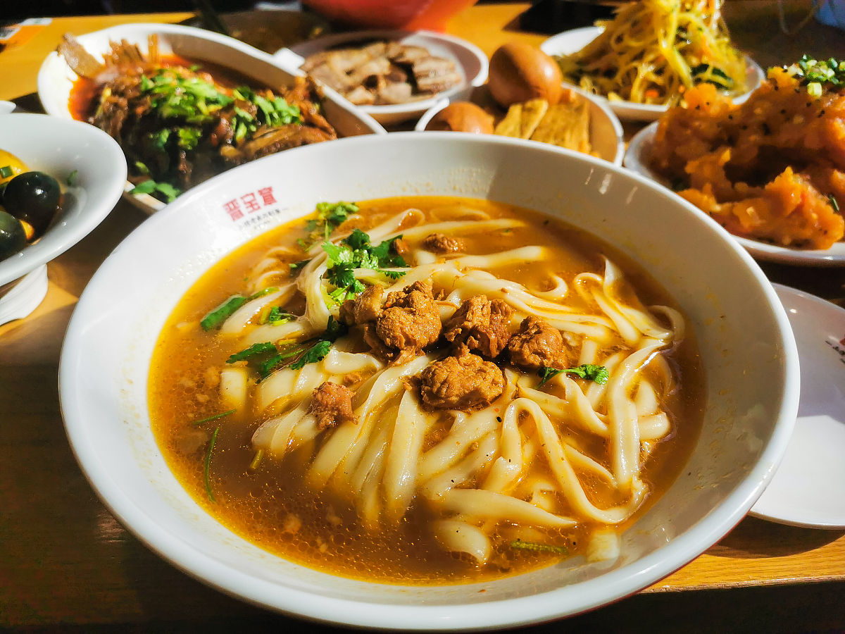 饸络面是平顶山特色面食！
