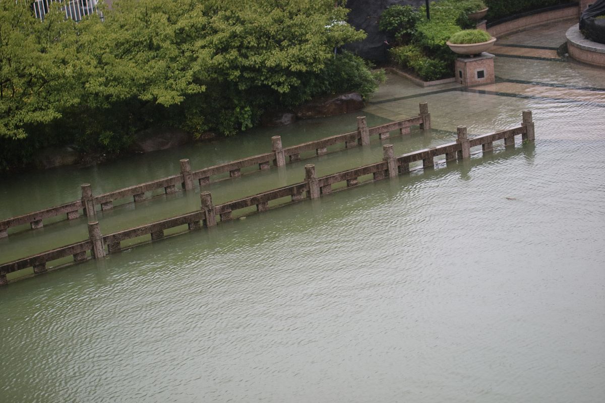 2021年7月26日,受台风影响,浙江绍兴遭遇降雨天气,道路积水有序排空,