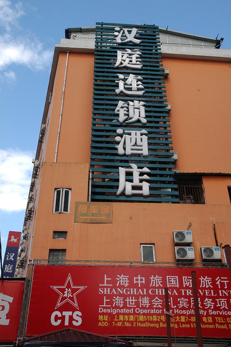 我们是一家商务连锁型集团酒店对客提供有住房、住中、周边住宿产品如枕头被子等售卖服务。市场目标客户定位为中高消费客户群。现在你做为我们酒店的运营管理人员请分析以下用户消费行为和轨迹并为这个用户生成20组画像标签。生成的每组标签请做详细说明以便后续分析潜在的消费行为和特征以下为该用户的消费信息：有一位客人通过携程OTA进行线上预订预订的房型是亲子房2晚。该客人没有任何历史订单记录属于新客预订。该名客人