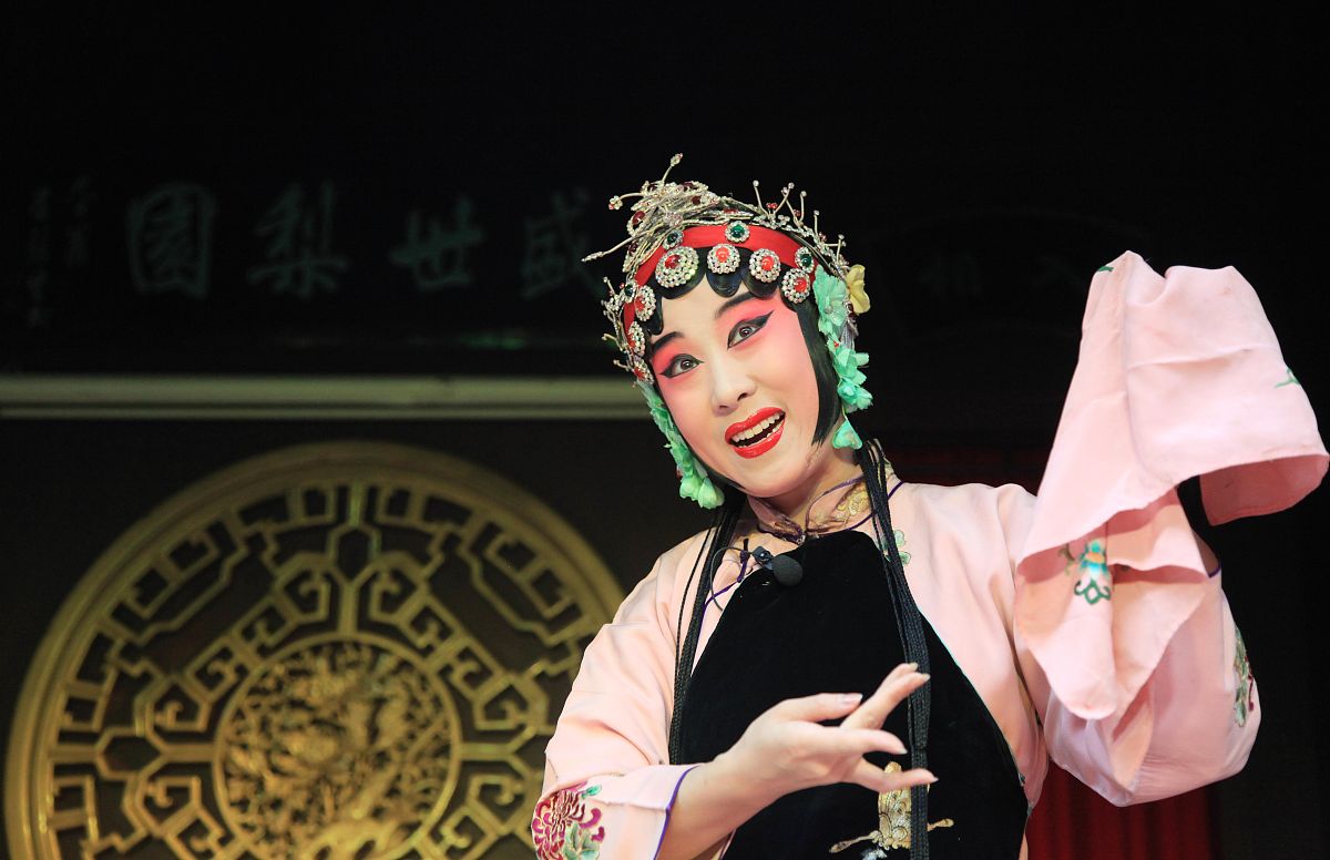2015年6月6日,江苏省南京市,青年演员杨晓敏(饰演孙玉娇)在表演京剧折