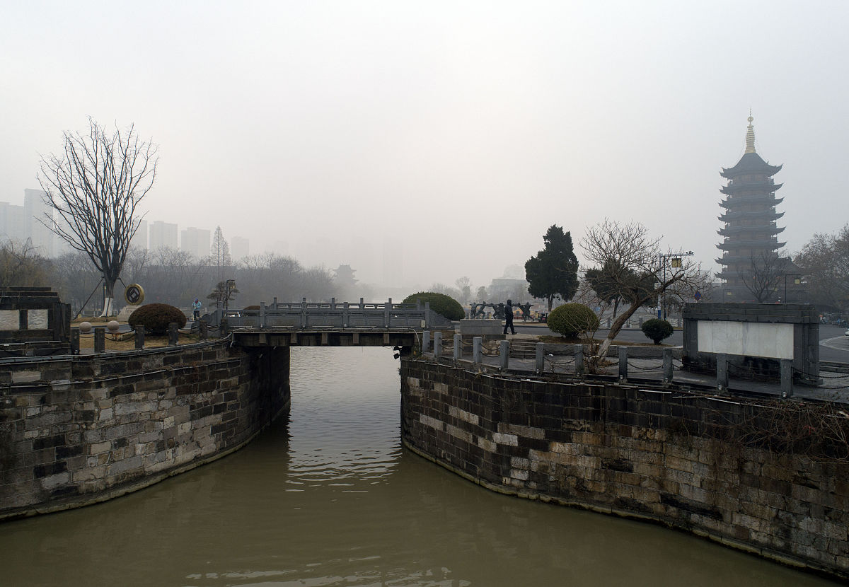 2020年1月21日,江苏淮安,雾色中的里运河风光醉人,如水墨画一般.