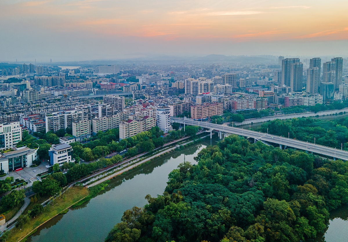 2021年9月5日,江西省赣州市,清晨章江河畔的城市风光宛如一幅绚烂的水
