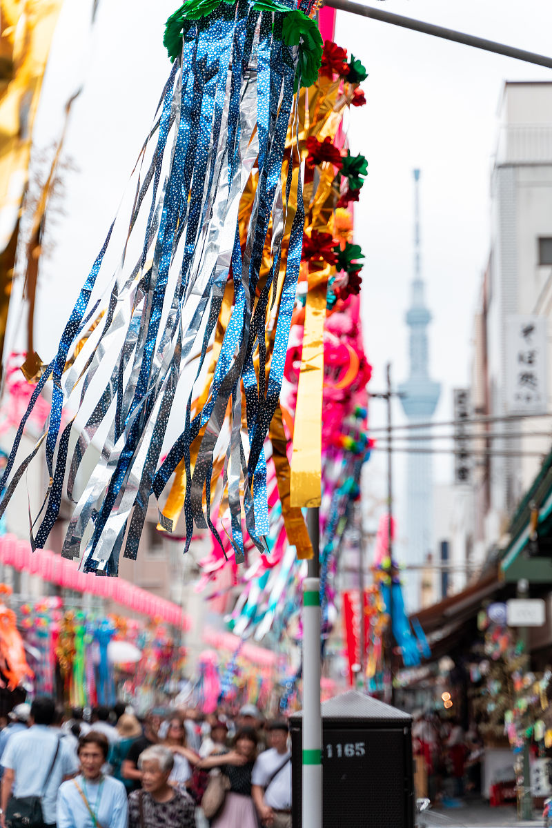 当地时间2019年7月6日,日本东京,民众张灯结彩迎接令和元年首个日本七