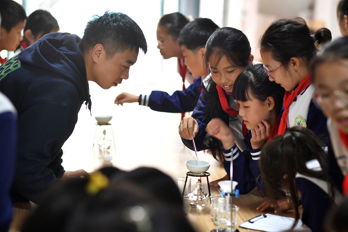 2021年10月26日,社工老师指导青岛市洛阳路第二小学的学生制作海盐.