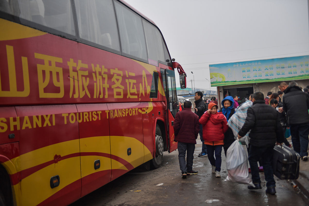 2020年1月3日,湖北宜昌宜都市,在一家柑桔加工企业打工的农民工,准备