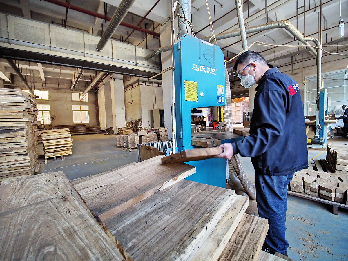 7020万家具公司木材消耗量估算：300名工人一年需多少木材？