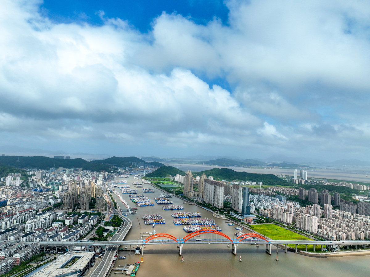 部舟山群岛,地处中国东南沿海,长江口南侧,杭州湾外缘的东海洋面上,是