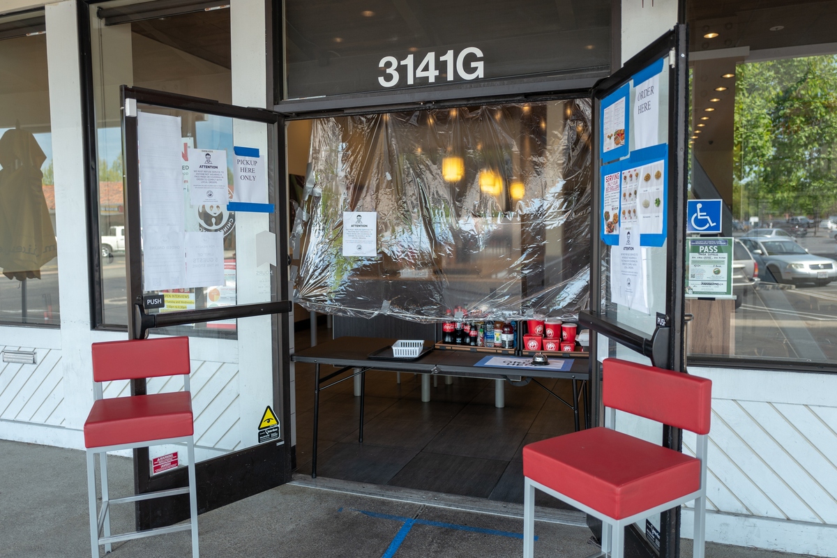 济南创高集装箱咖啡店：车站地铁口独特商铺，户外地板打造舒适体验