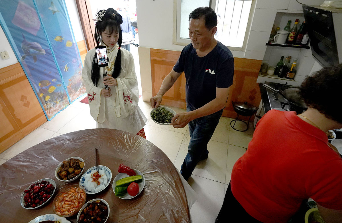 我们决定开展一场《端午+夏季》为主题的校园直播活动。你会选择什么产品进行直播销售