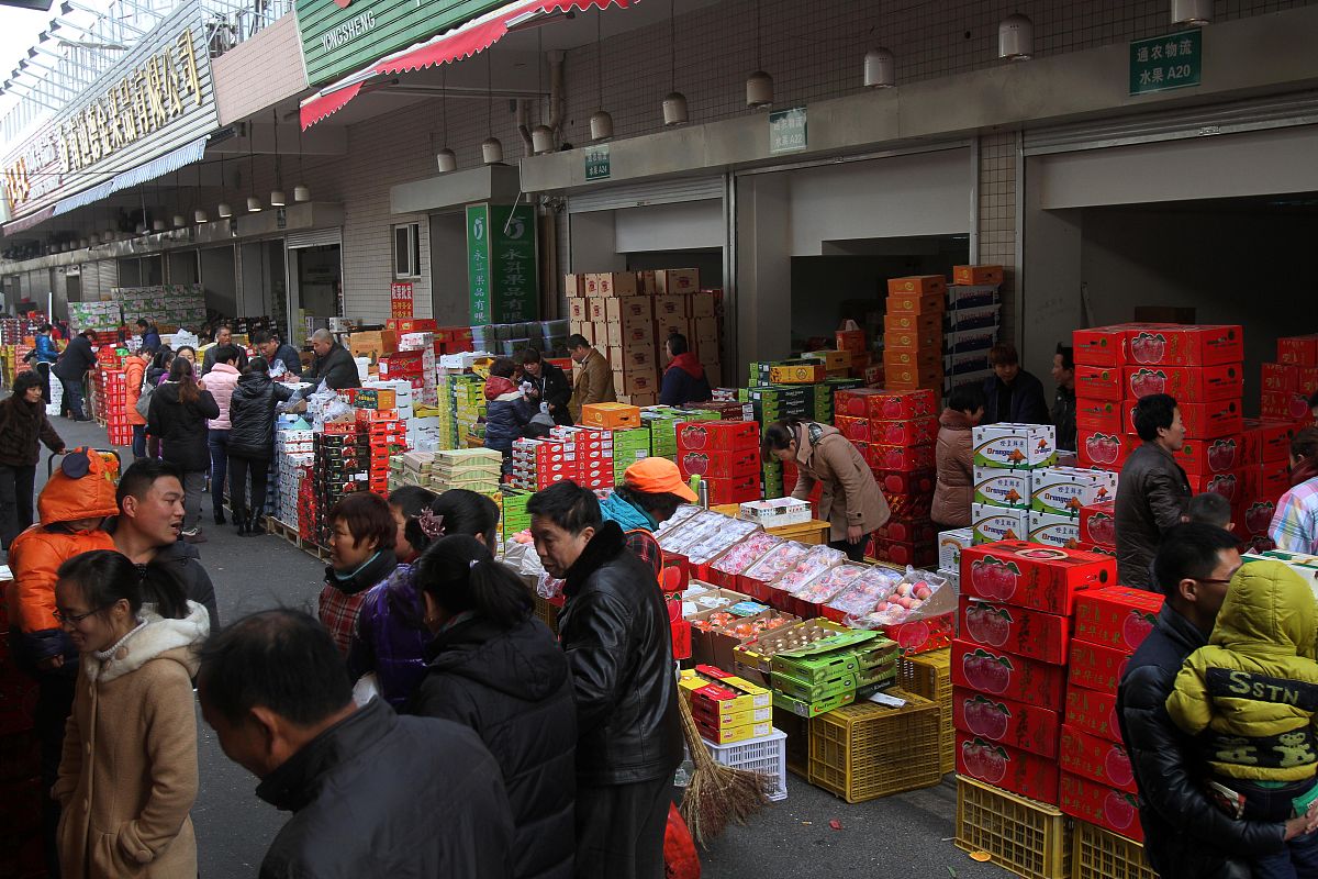    2014年1月27日 ,众多市民在江苏省南通农副产品物流中心水果交易区