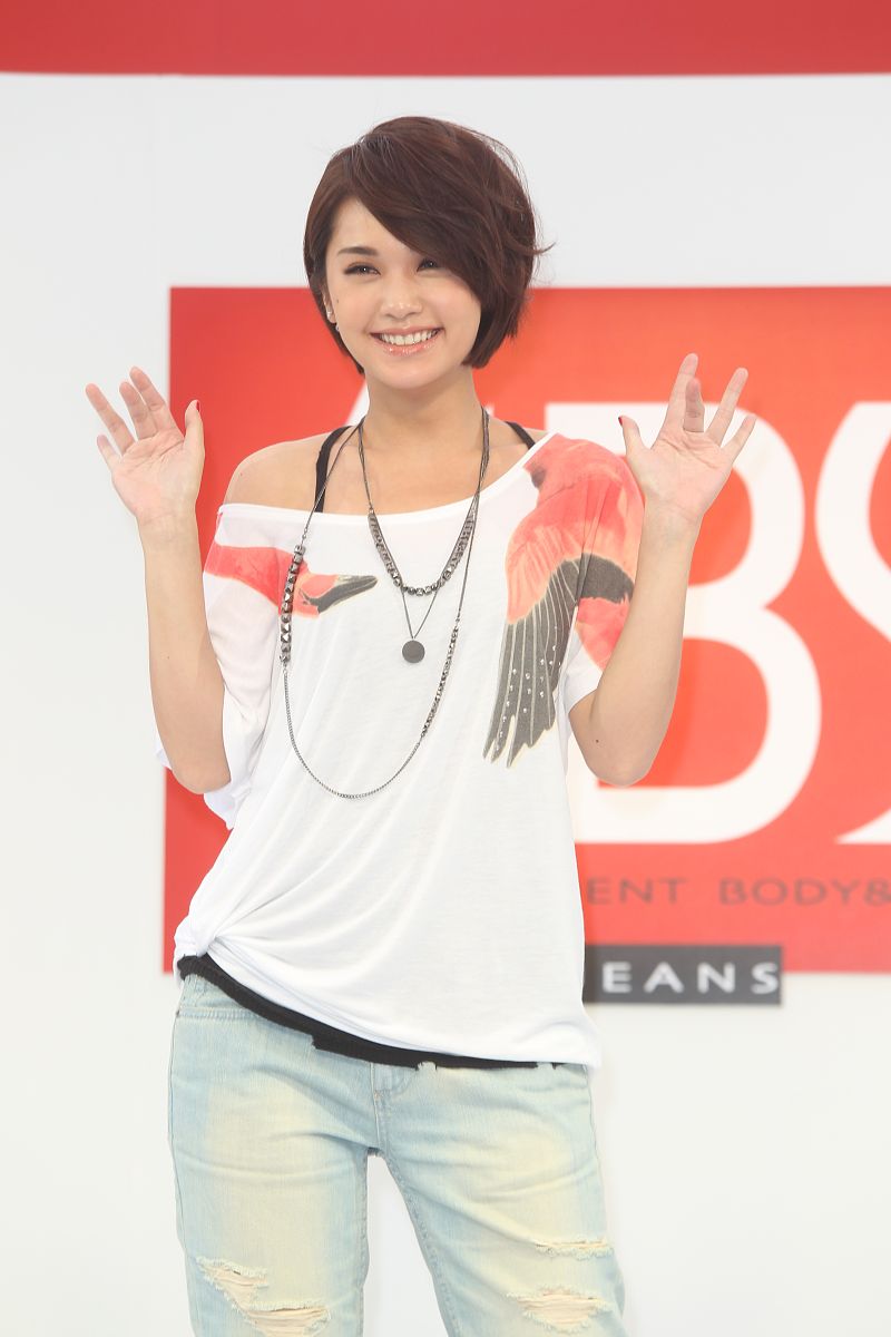 2011年5月18日,台北,杨丞琳应知名牛仔裤品牌之邀,担任代言人走秀.   