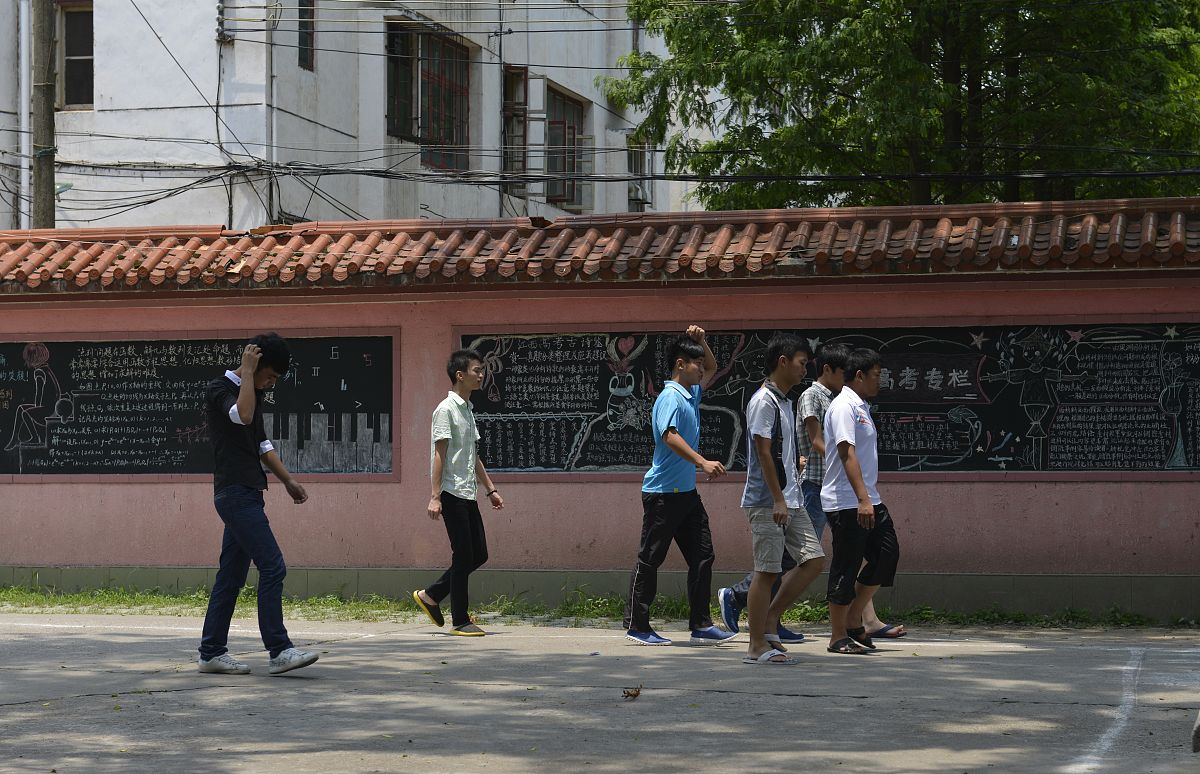 2013年6月21日,江西吉安,泰和县泰和中学,午休下课的学生.