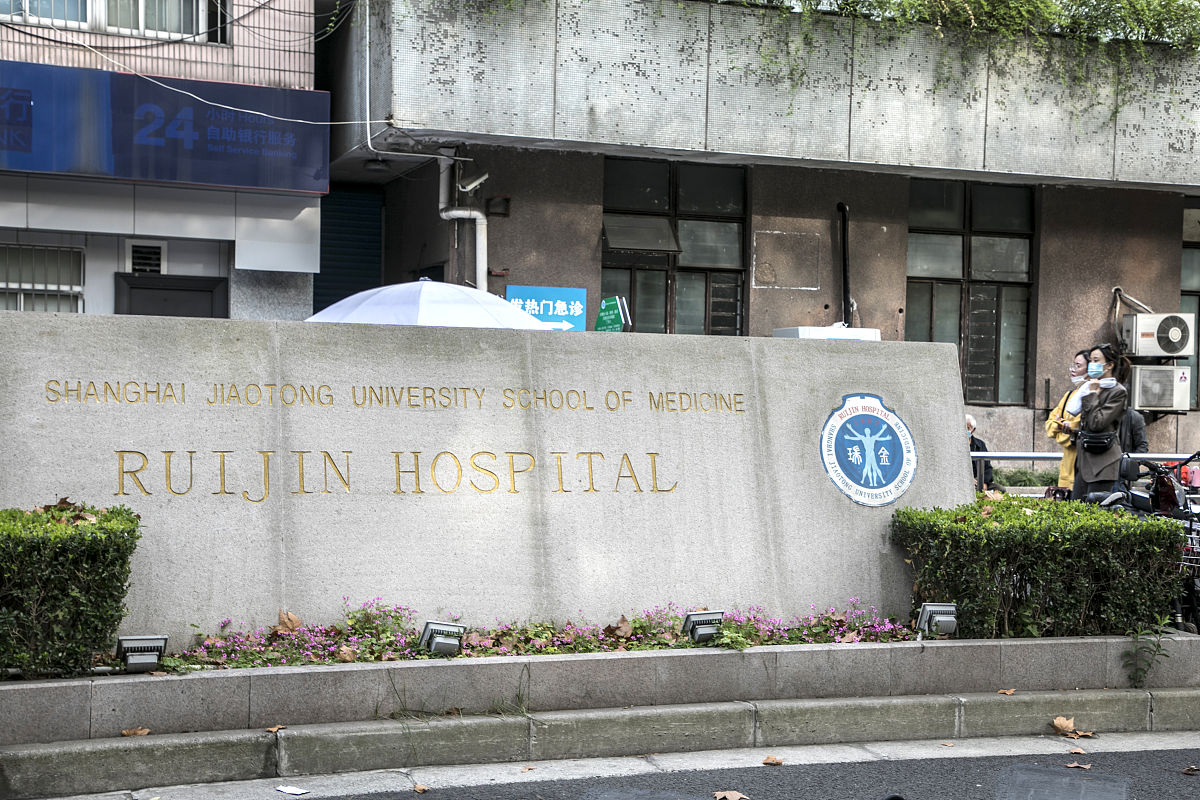 我是蚌埠医学院的护理本科生，跨考的复旦大学公共卫生与预防医学专业，根据以上信息，用英语写一篇一份钟的复试自我介绍
