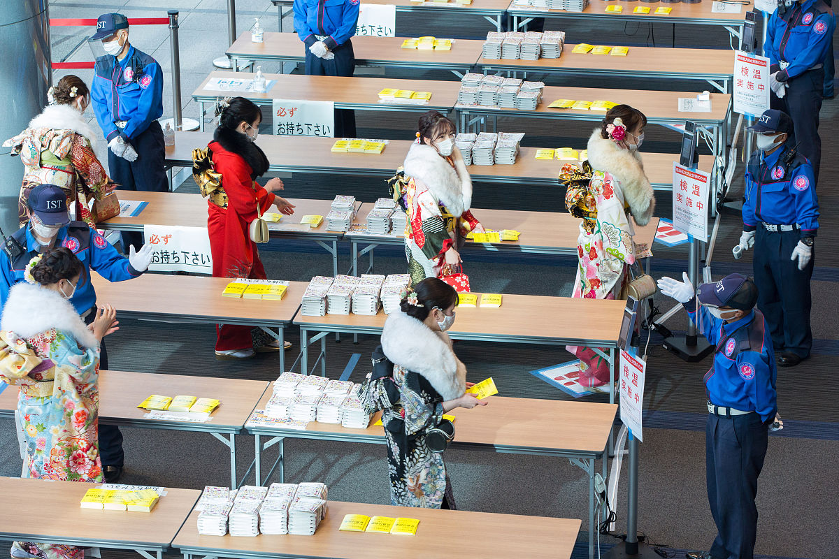 当地时间2021年1月11日,日本横滨,少男少女穿着和服参加成人礼.据悉,