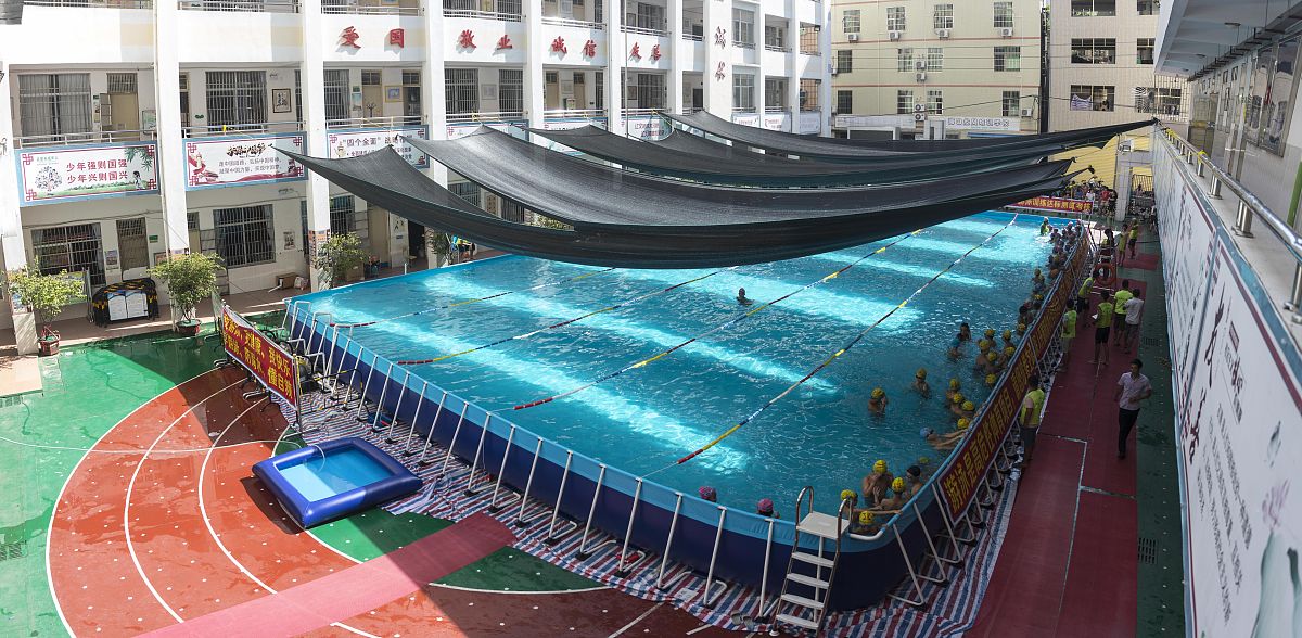 贯彻落实学校各项政策制度。