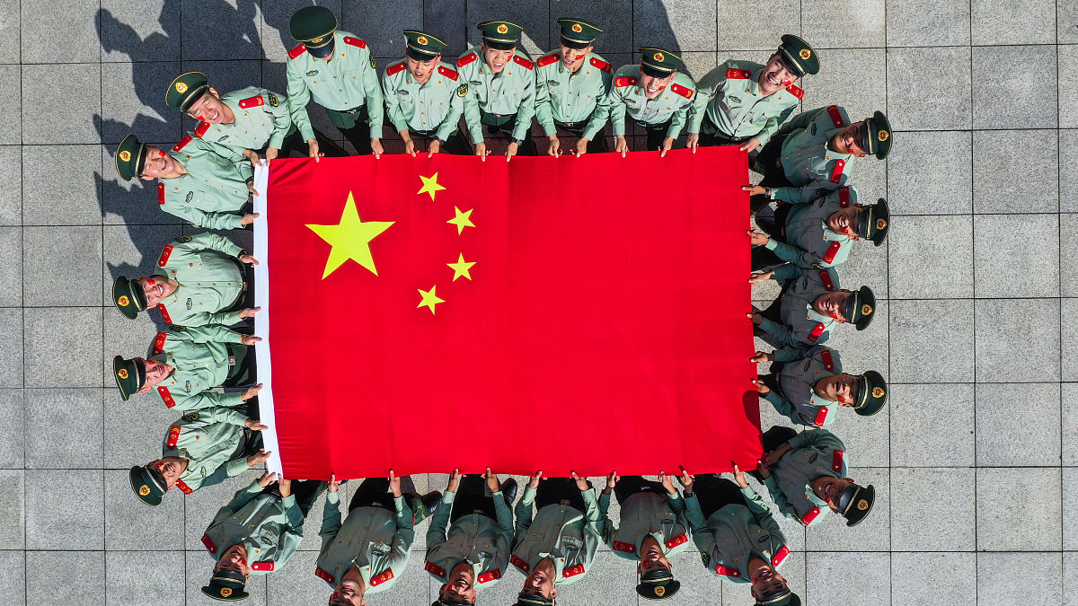 致敬国庆节加班职工：你们的奉献让国家更强大