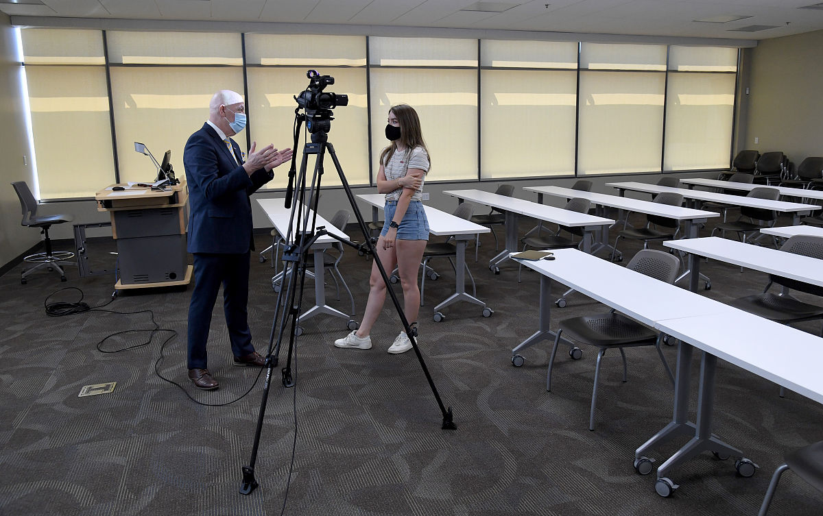 用SQL语句在数据库Student_info中创建Student表、Course表、SC表结构如表2、表3、表4即创建出空表即可所示表 2 Student表结构和约束列名称	类型	宽度	允许空值	缺省值	约束	主键	说明Sno	char	8	否			是	学号Sname	varchar	8	否				学生姓名Sex	char	2	否	男			性别Birth	smalldatetime		否