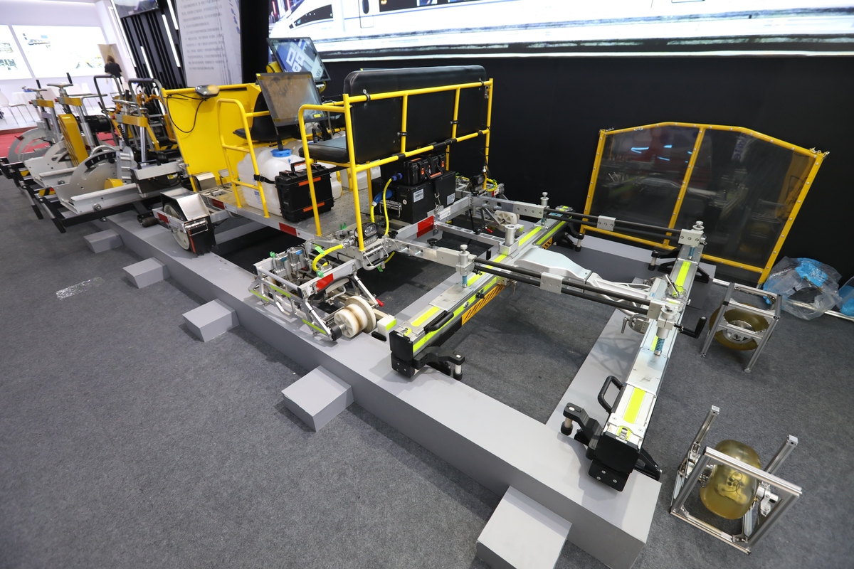 轨道机器人控制技术在交通行业的应用与代码示例