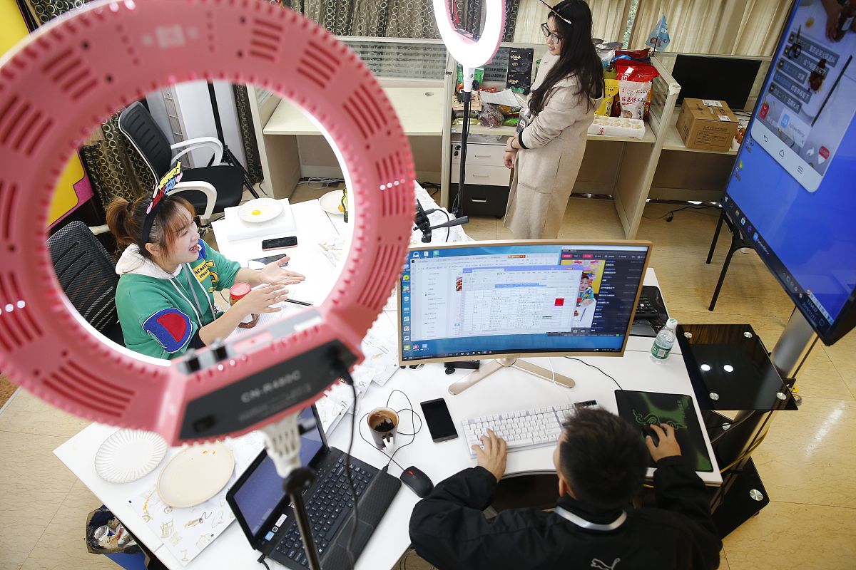 编写一段公司自媒体运营实习生的实习经历并介绍在这个经历中通过某些活动和技能达到了什么样的成果