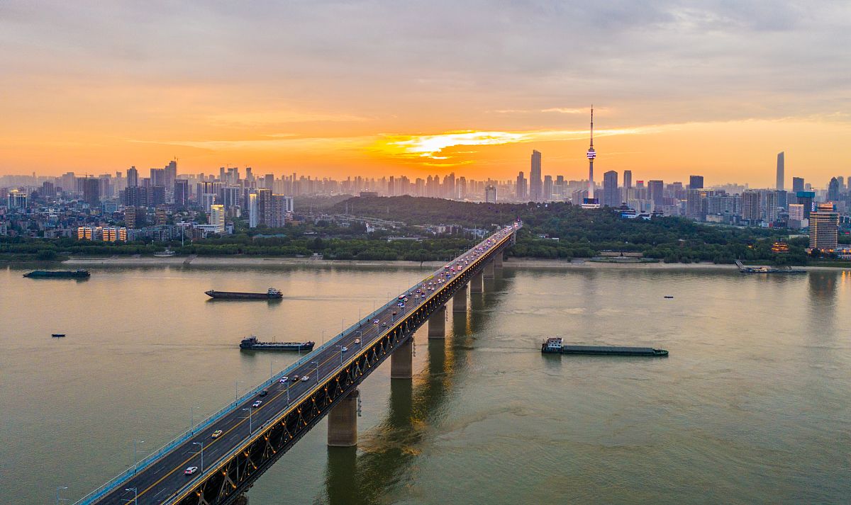 实践：参观思考以武汉长江大桥及大桥博物馆为参观学习对象通过学习其长达近半个世纪的规划历程以及最终在新中国时期集全国之人力物力财力而建成的过程最后思考回答问题：为什么武汉长江大桥规划时间长达半个世纪最终只有在新中国成立后才建成？社会主义制度对建成武汉长江大桥有什么作用