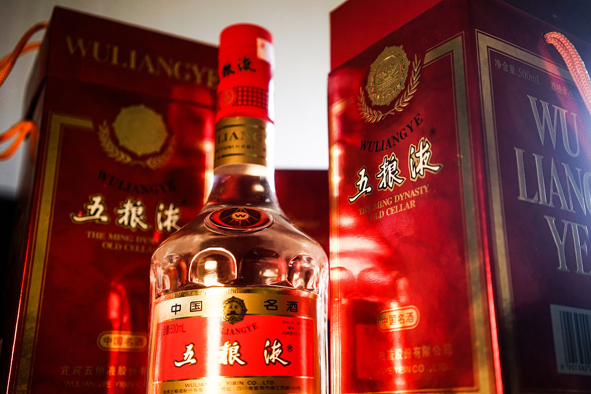 白酒热量白酒的热量相对较高一般每100毫升白酒含热量约为240千焦57千卡。但是饮用时的热量取决于饮用的量和所搭配的其他食物。建议适量饮用白酒不要过度饮用。继续