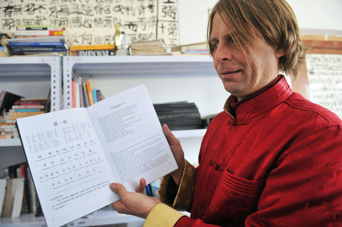 以人为本，关爱服务：12个单词的英文翻译