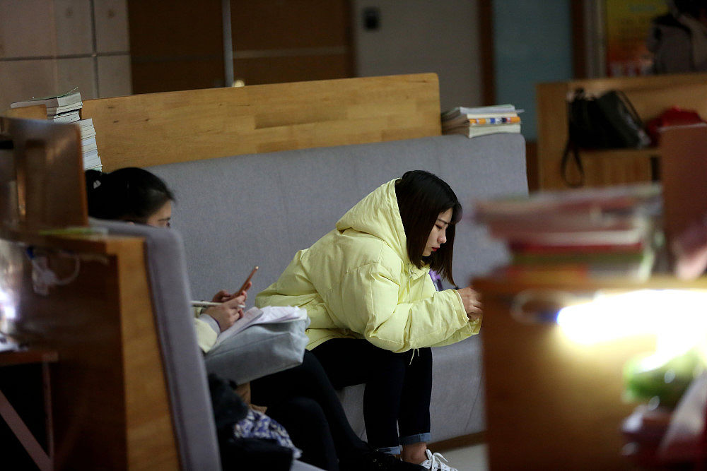 男生在图书馆递纸条说'我是大二自动化的，请问你是学姐吗'，什么意思？