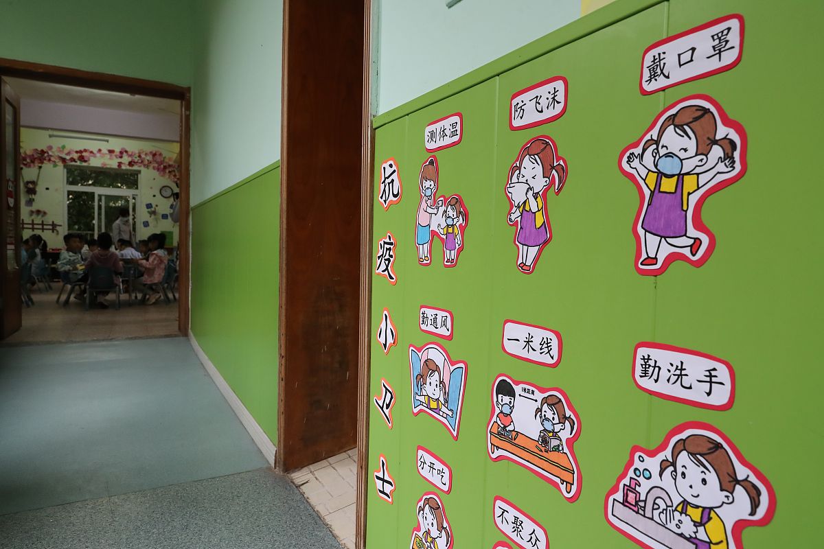 你是一名幼儿教师分析大班幼儿自主签到的教育引导背景写成一段话。