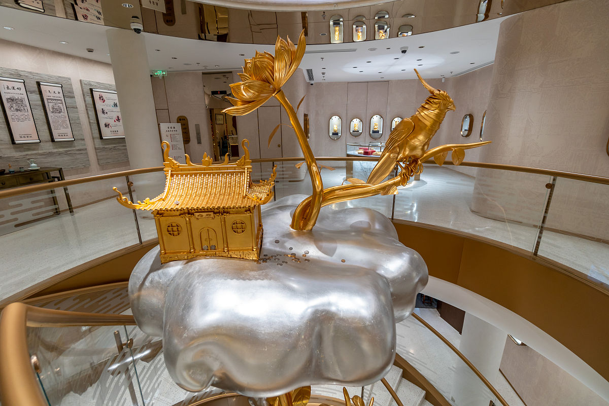 的"好运金砖阵"也引来众多游客驻足拍照,店内店外金光灿烂,煞是<strong>好看</strong>