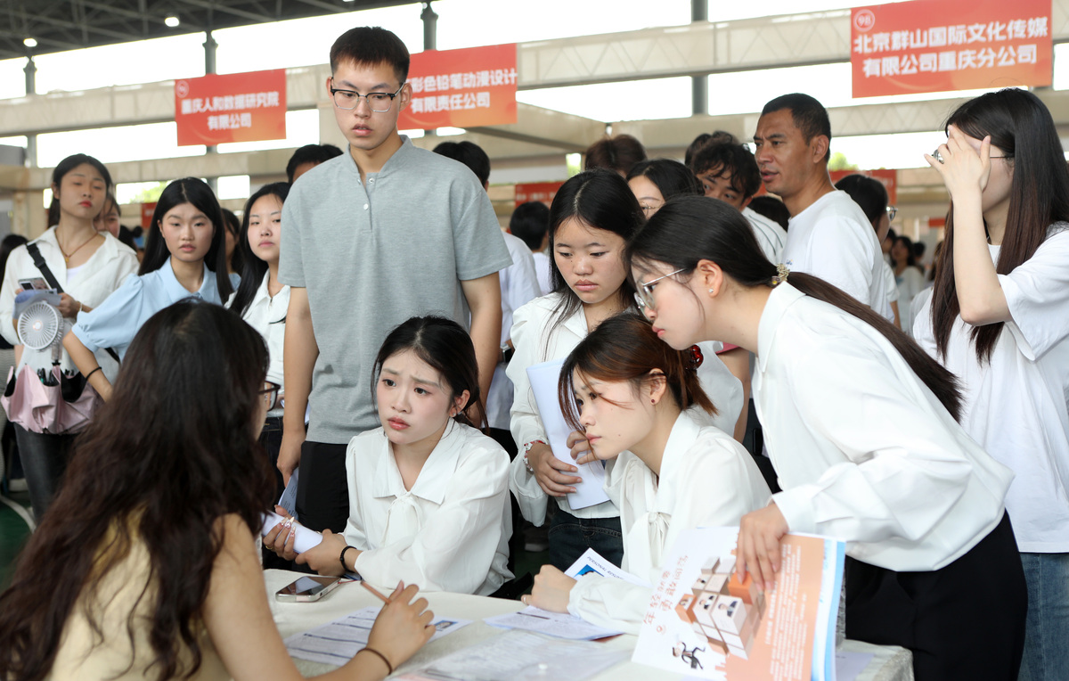 写一份郑州大学女性大学生就业能力提升策划案不少于2000字