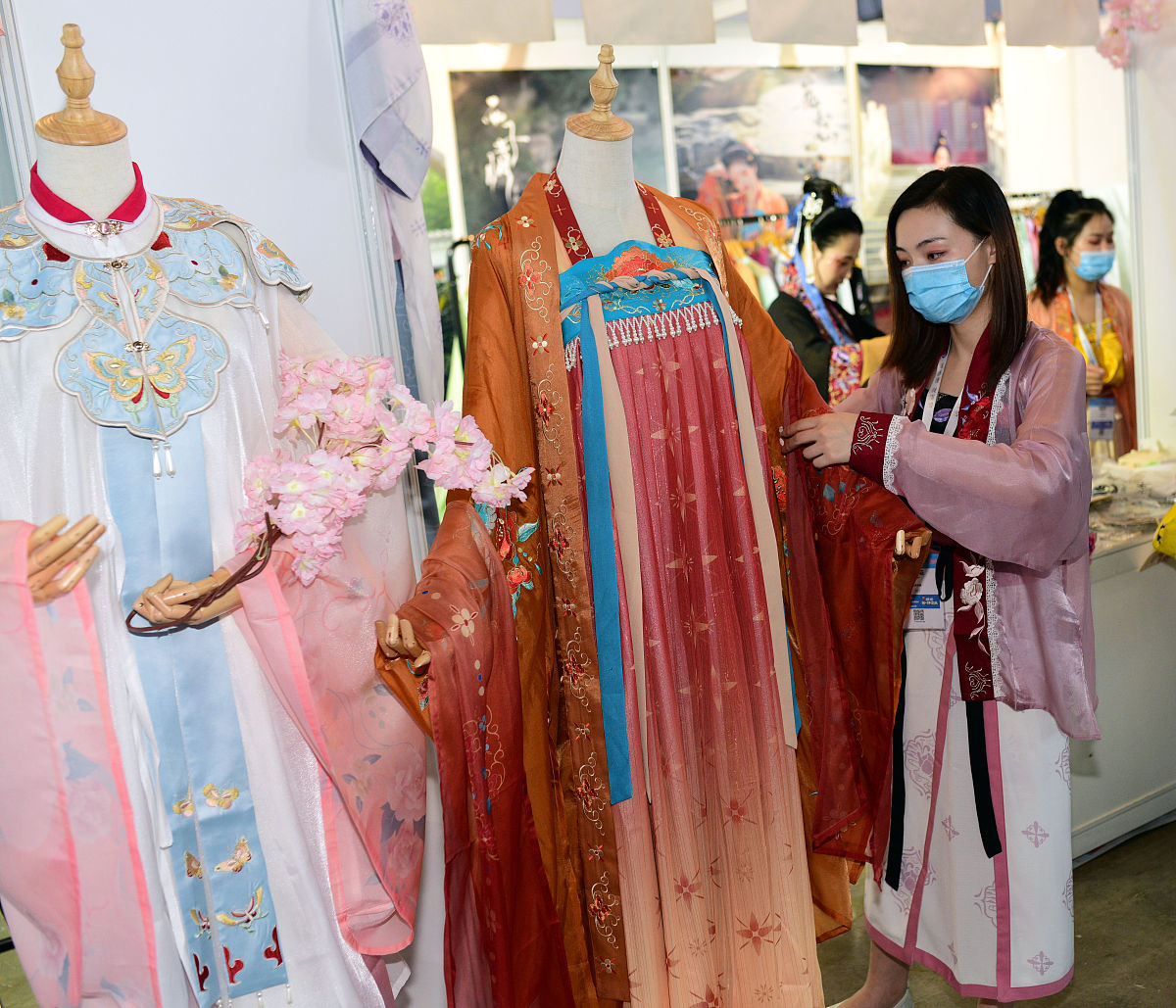 迪士尼拒绝女子穿联名汉服入园，引争议：文化尊重VS着装规定