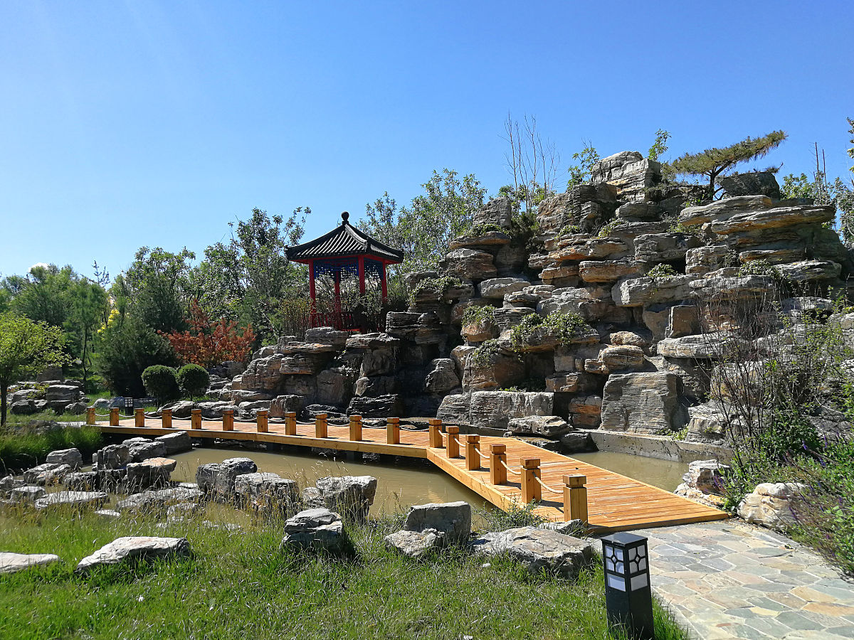 写一篇2023年五一长假各地游客奔赴山东淄博赶烤的实时新闻稿