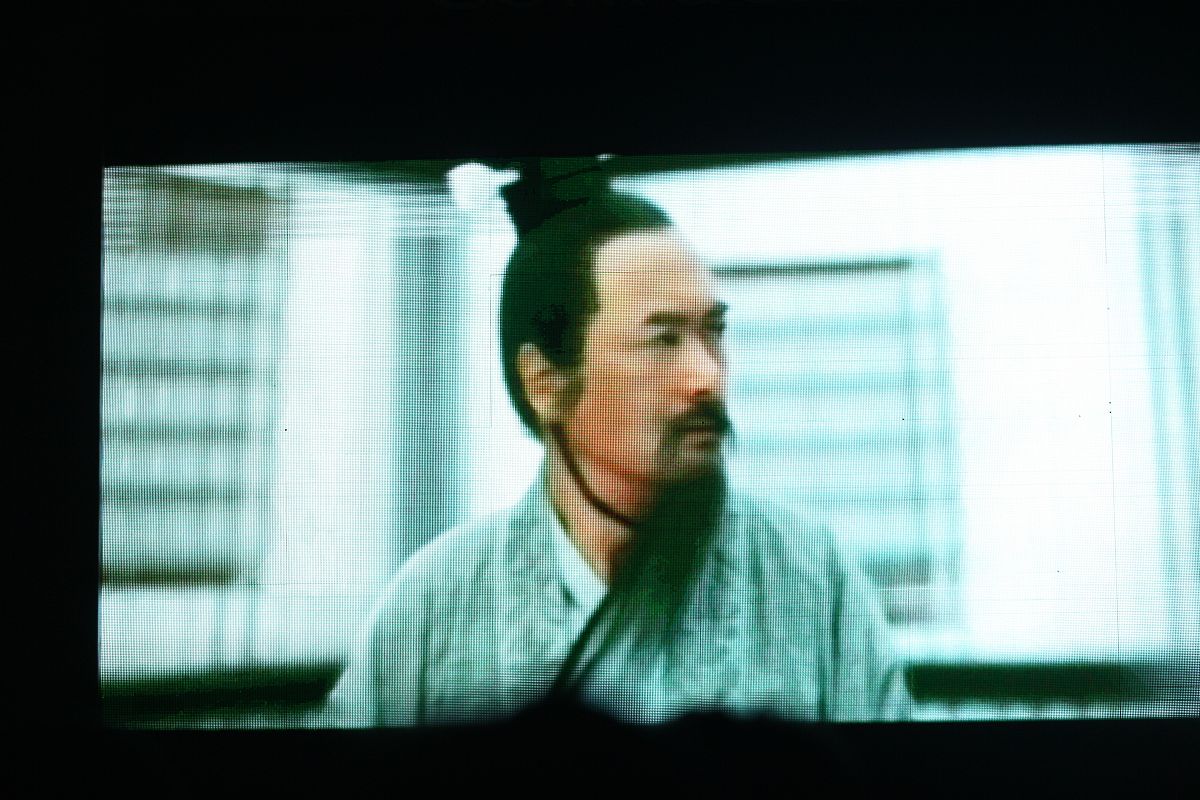 请帮我写一个短话剧。素材来源于中国历史主人公屈原。背景：屈原主张楚齐联合共抗秦国但由于自身性格耿直加之他人排挤逐渐被楚怀王疏远逐出郢都。后来楚怀王不听屈原劝阻执意入秦被扣留客死秦国。楚顷襄王即位后昏庸无道听信令尹子兰谗言再次驱逐屈原。 秦兵南下攻破楚都屈原在绝望和悲愤之下投汨罗江而死。剧本人数控制在10人以内剧本长度控制在千字以内请不要出现神话色彩。