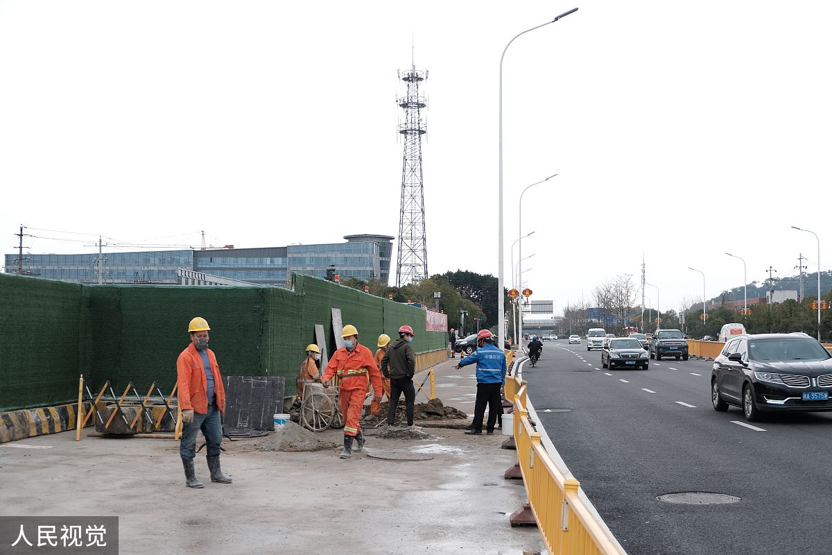 请对论文的4 以拱极东路项目为例的混凝土冬季施工质量保证实践 41 项目背景介绍进行写作 尽可能增加数据表格保证其内容合理性不要乱写：