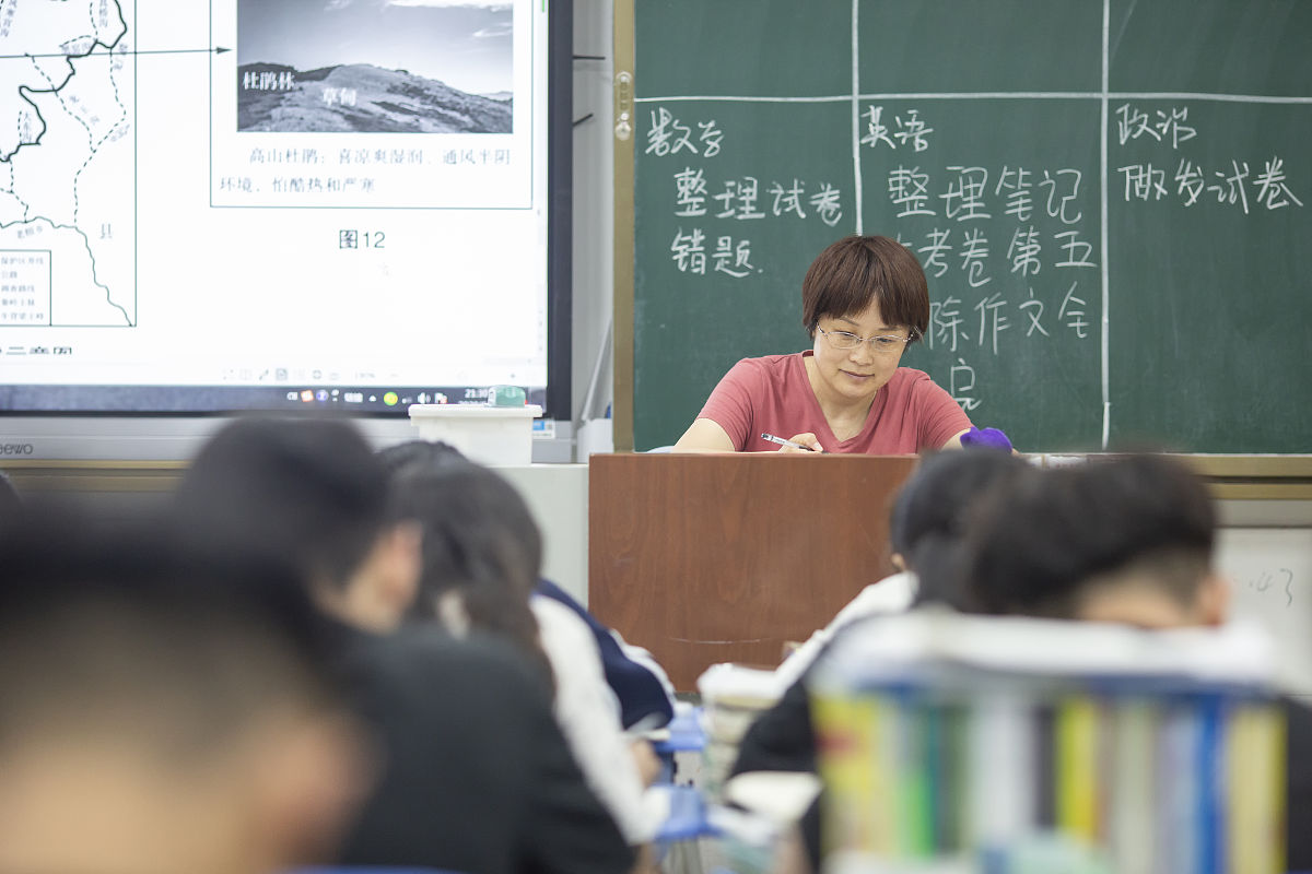 李华是红星中学的高三学生。班主任老师要求在下周班会课上每位同学都要做一个简短的推介介绍进入高三以来给你留下印象最深的老师。你的文章必须包括: 简单描述一下你所介绍的人或事阐述给你留下深刻印象的原因 李华是红星中学的高三学生。班主任老师要求在下周班会课上每位同学都要做一个简短的推介介绍进入高三以来给你留下印象最深的老师。你的文章必须包括: 简单描述一下你所介绍的人或事阐述给你留下深刻印象的原因