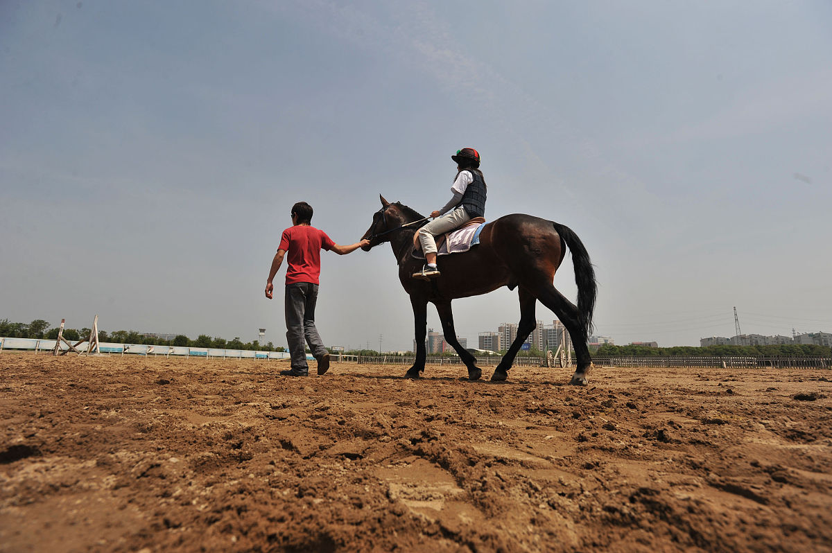 实训日志五月八号我上晚班四点到七点半今天下着小雨店里的顾客很少店员都比顾客多很多了大家都很安静好像在上晚自习因为客人很少老师就让我们提前下班了