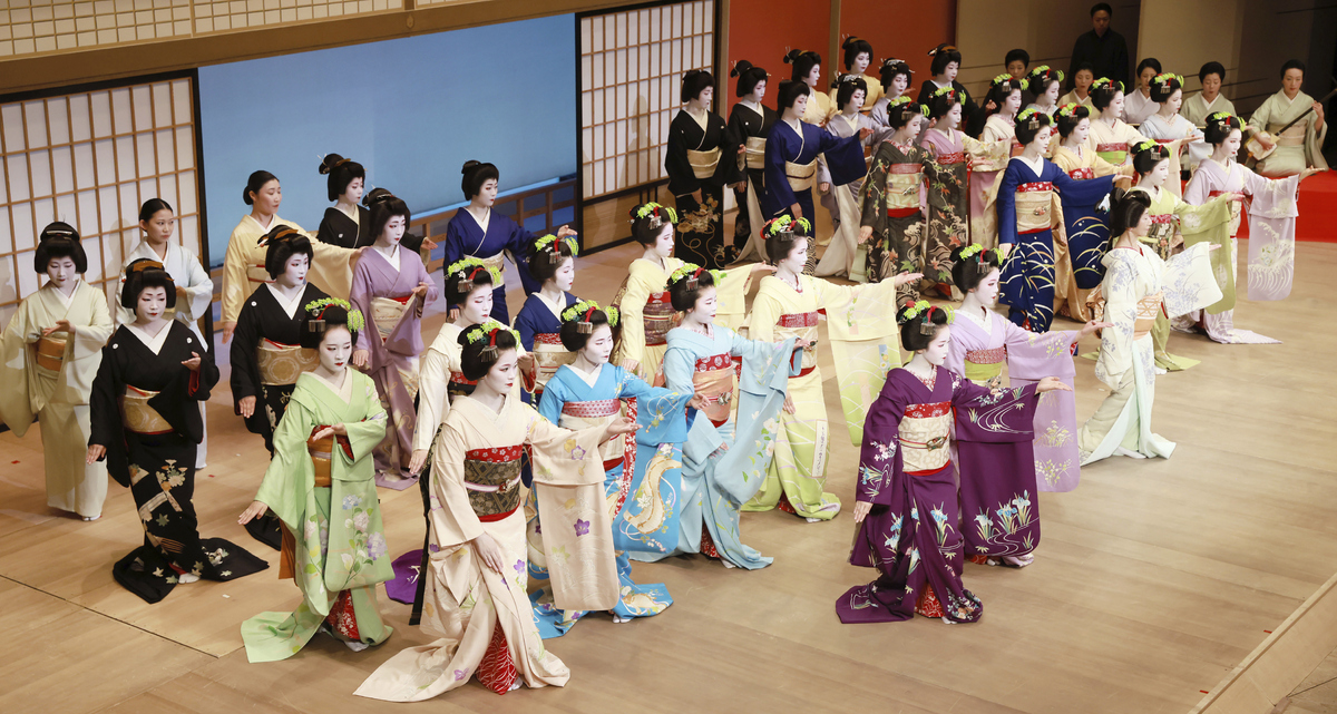 烟花大会与和服：日本传统文化的盛宴