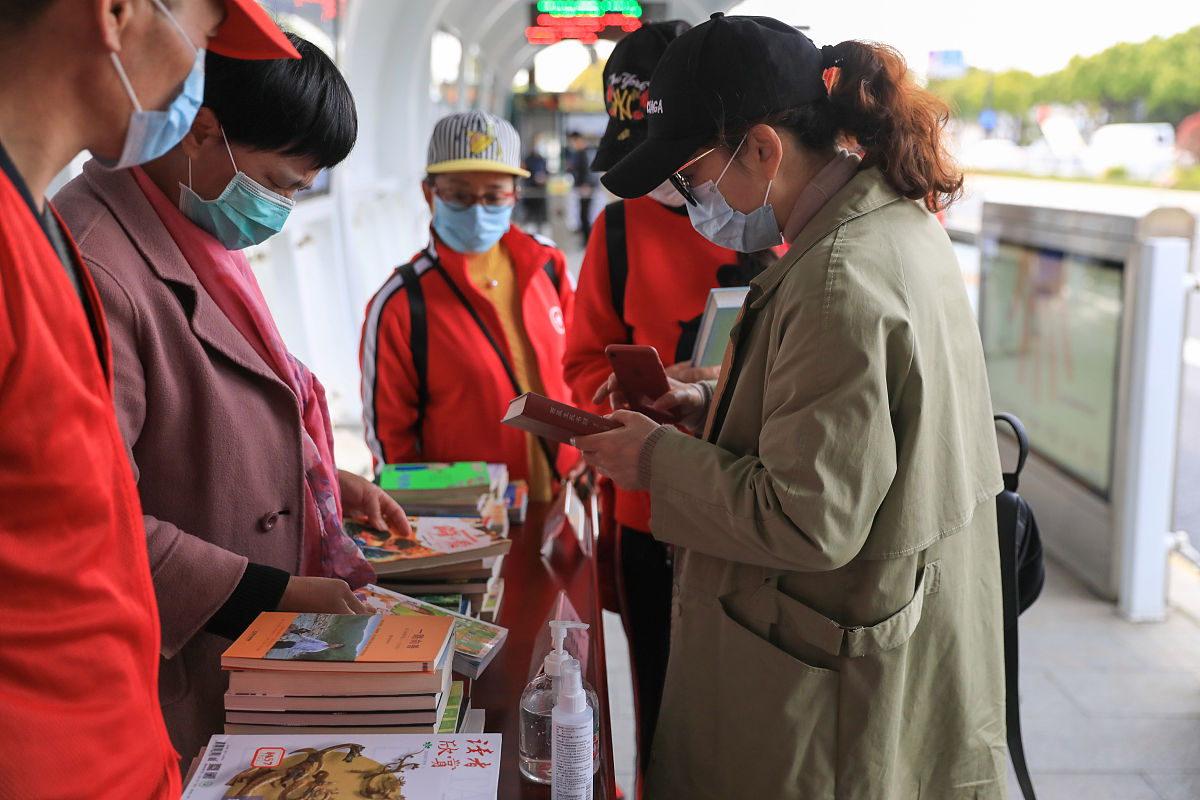 书香满堂，智慧飞扬：读书报告会主题