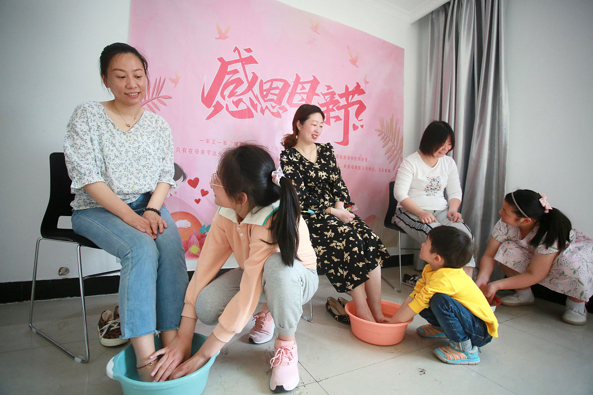 感动父母的真实行动：洗脚、刷碗、做饭背后的爱与感恩