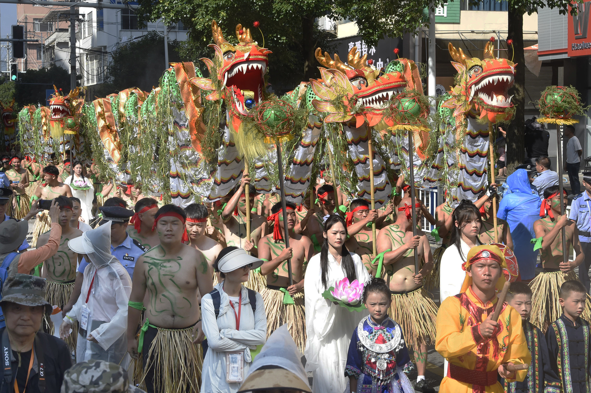 以甘肃什么时候去旅游最合适为题写一篇文章。字数500-600字。第一段总的介绍中间分三段描述。最后在以一句话结尾