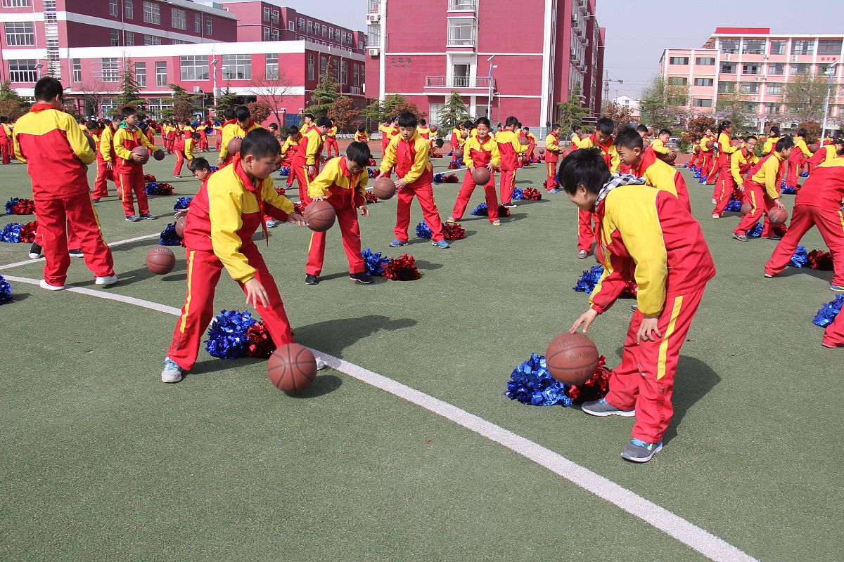 2015后4月17日,连云港市华杰双语学校学生在大课间在练习运球.