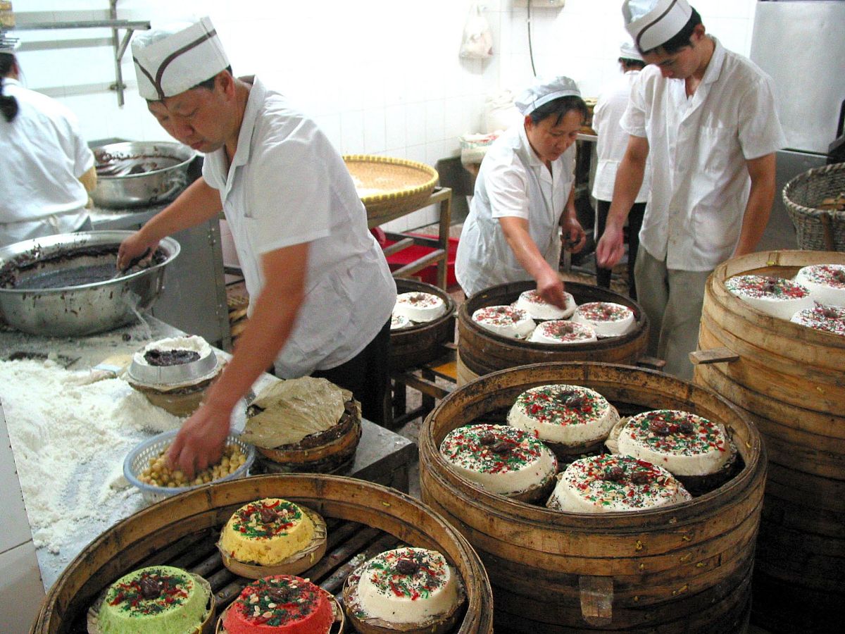 2004年10月14日,江苏常州,厨师正在制作重阳糕.今年常州市糕团店推出