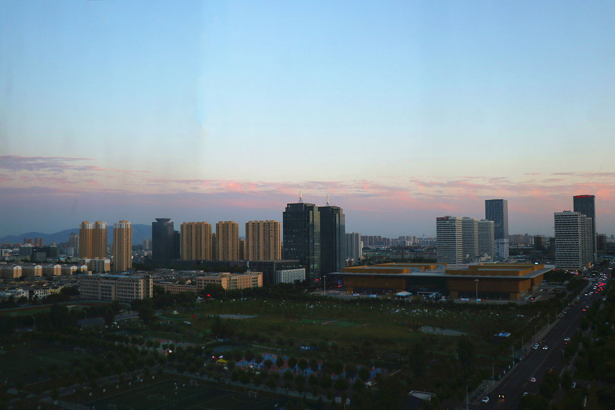 2020年9月17日,山东泰安,傍晚时分,丽日下的天穹,绘就出彩霞飞舞的生
