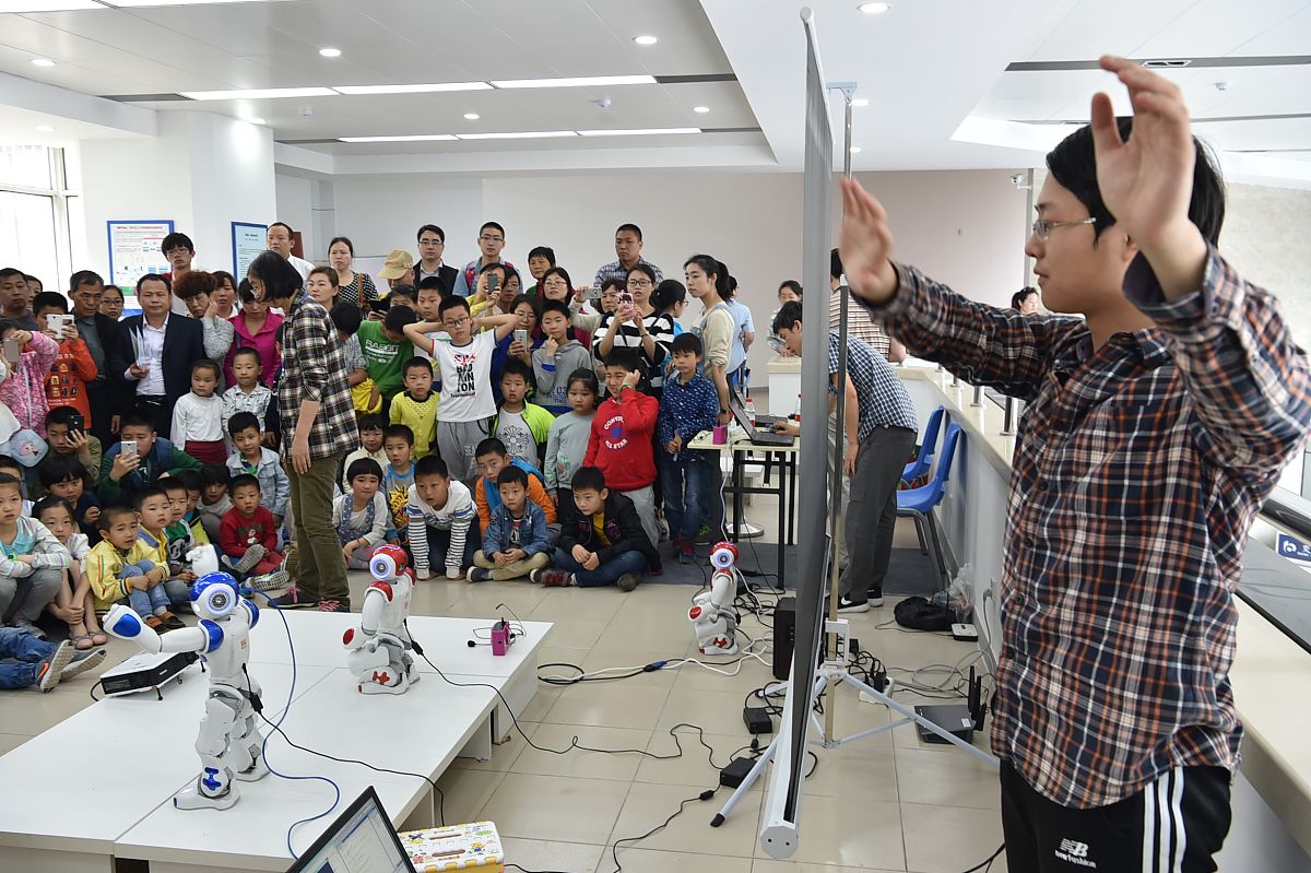 加入打击乐器与学生进行互动,模仿艺术身段,带领学生们进行创编表演。 加入打击乐器与学生进行互动,模仿艺术身段,带领学生们进行创编表演。